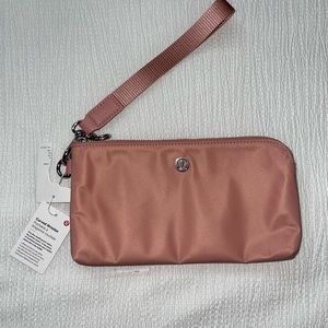NWT lulu Curved Wristlet